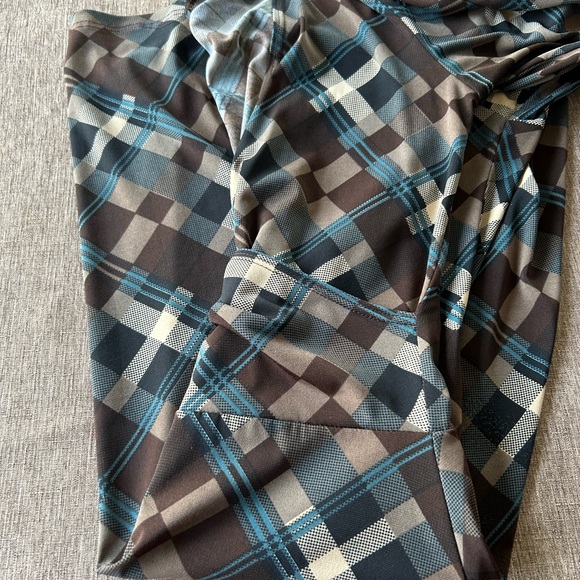 Fashion forward wrap dress style - Picture 5 of 6